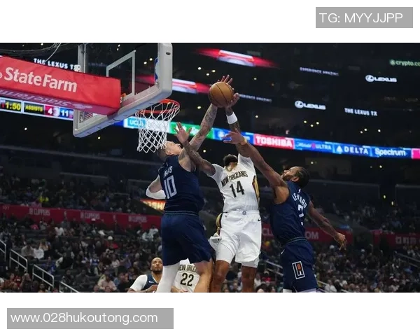 热火与小牛激战篮板大战球员拼抢展现顽强斗志与团队精神